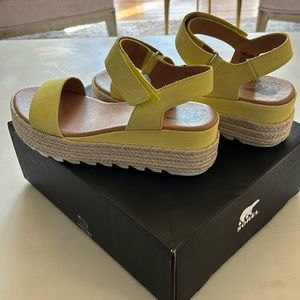 Sorel Women's Cameron Flatform Sandals Yellow, Size 8.5. NWOT